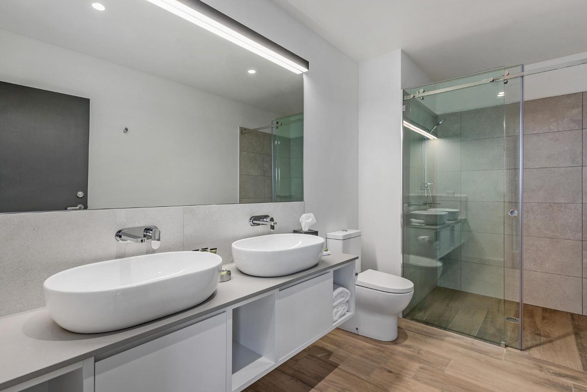 Peppers Silo Hotel Launceston Ngoại thất bức ảnh Bathroom with a shower enclosure