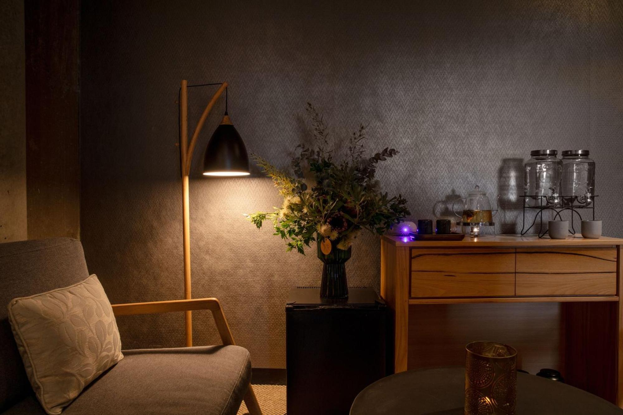 Peppers Silo Hotel Launceston Ngoại thất bức ảnh A floor lamp