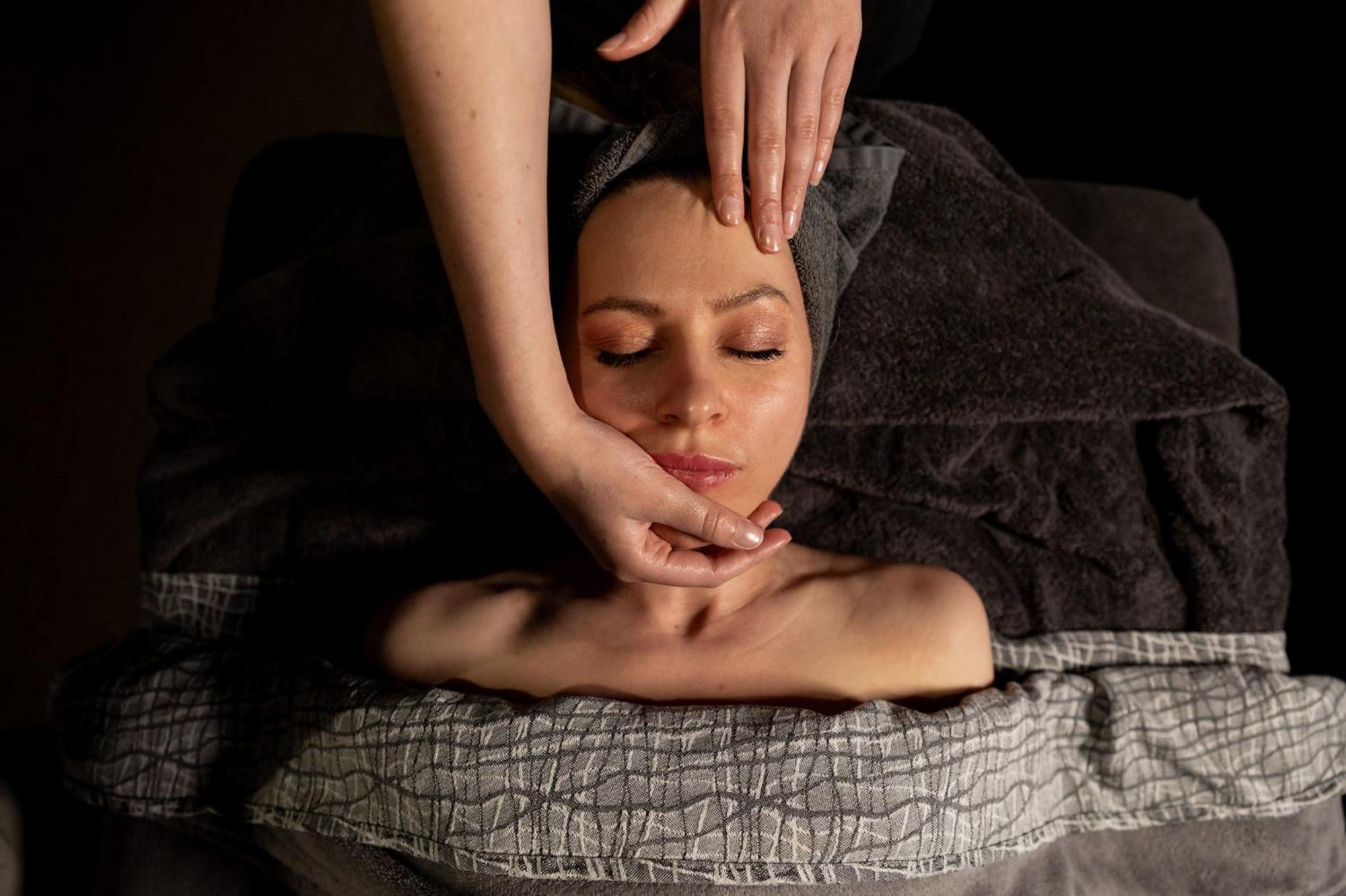 Peppers Silo Hotel Launceston Ngoại thất bức ảnh A woman receiving a facial massage