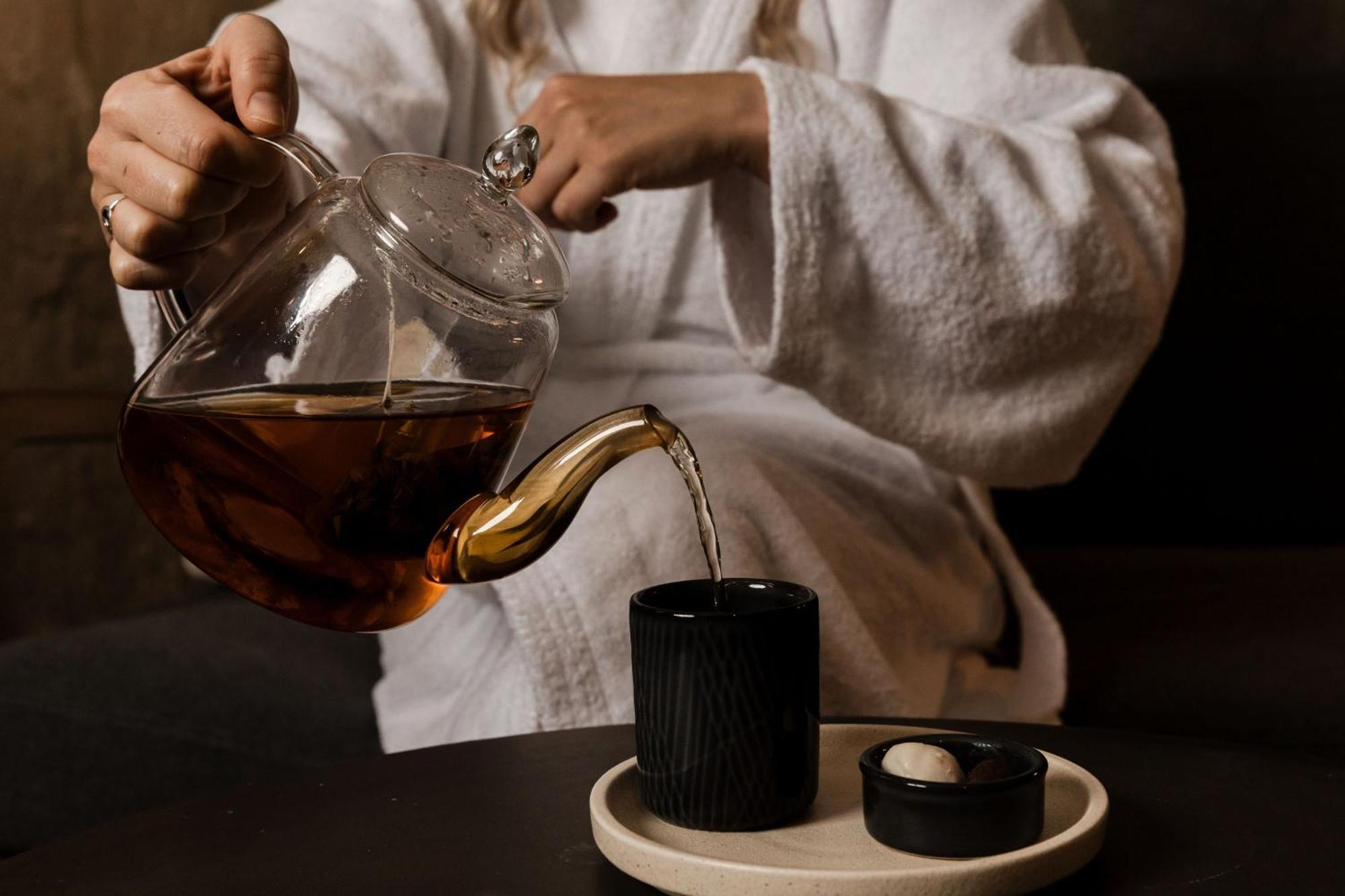 Peppers Silo Hotel Launceston Ngoại thất bức ảnh A woman pouring tea