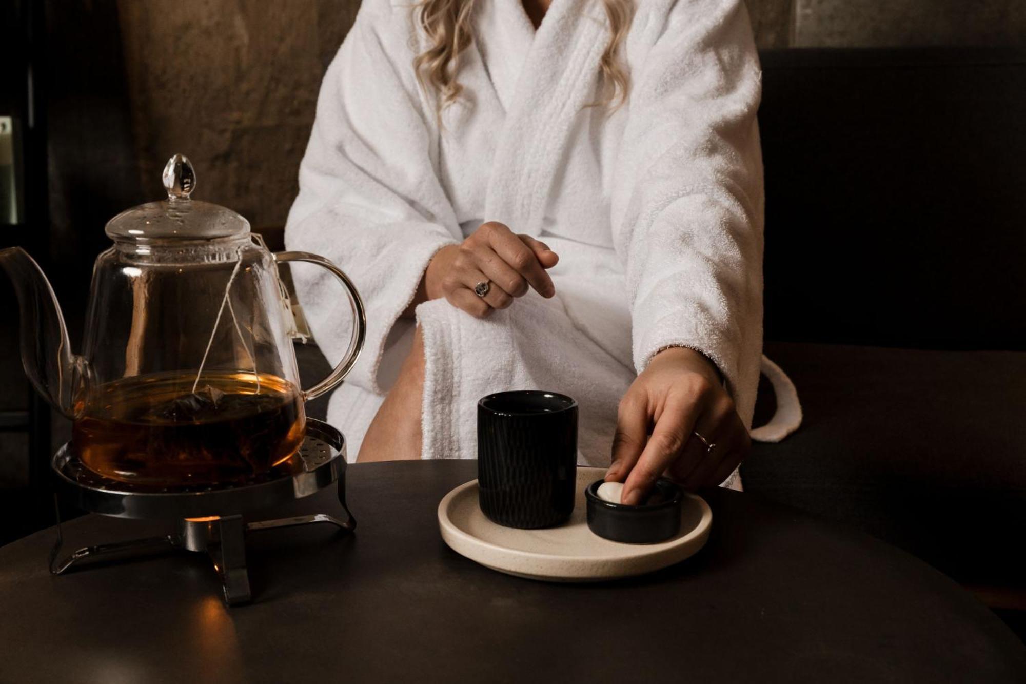 Peppers Silo Hotel Launceston Ngoại thất bức ảnh A woman wearing a bathrobe