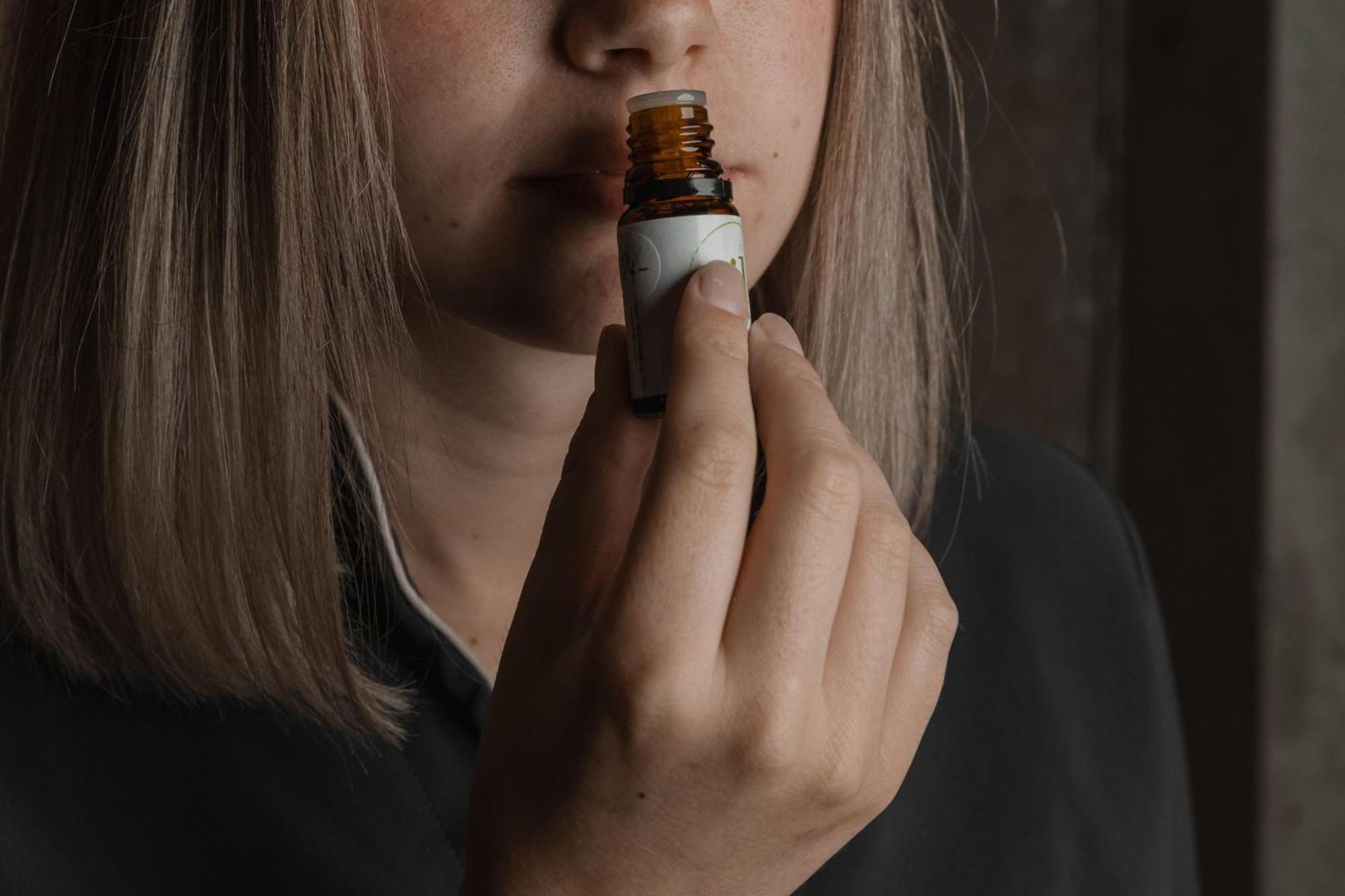 Peppers Silo Hotel Launceston Ngoại thất bức ảnh A woman smelling a bottle of essential oil