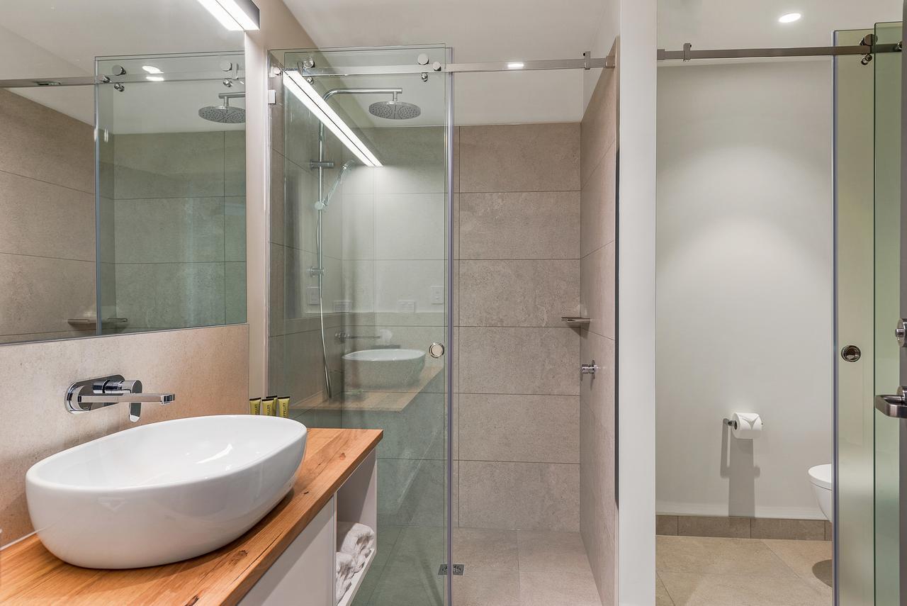 Peppers Silo Hotel Launceston Ngoại thất bức ảnh A shower with a sliding door
