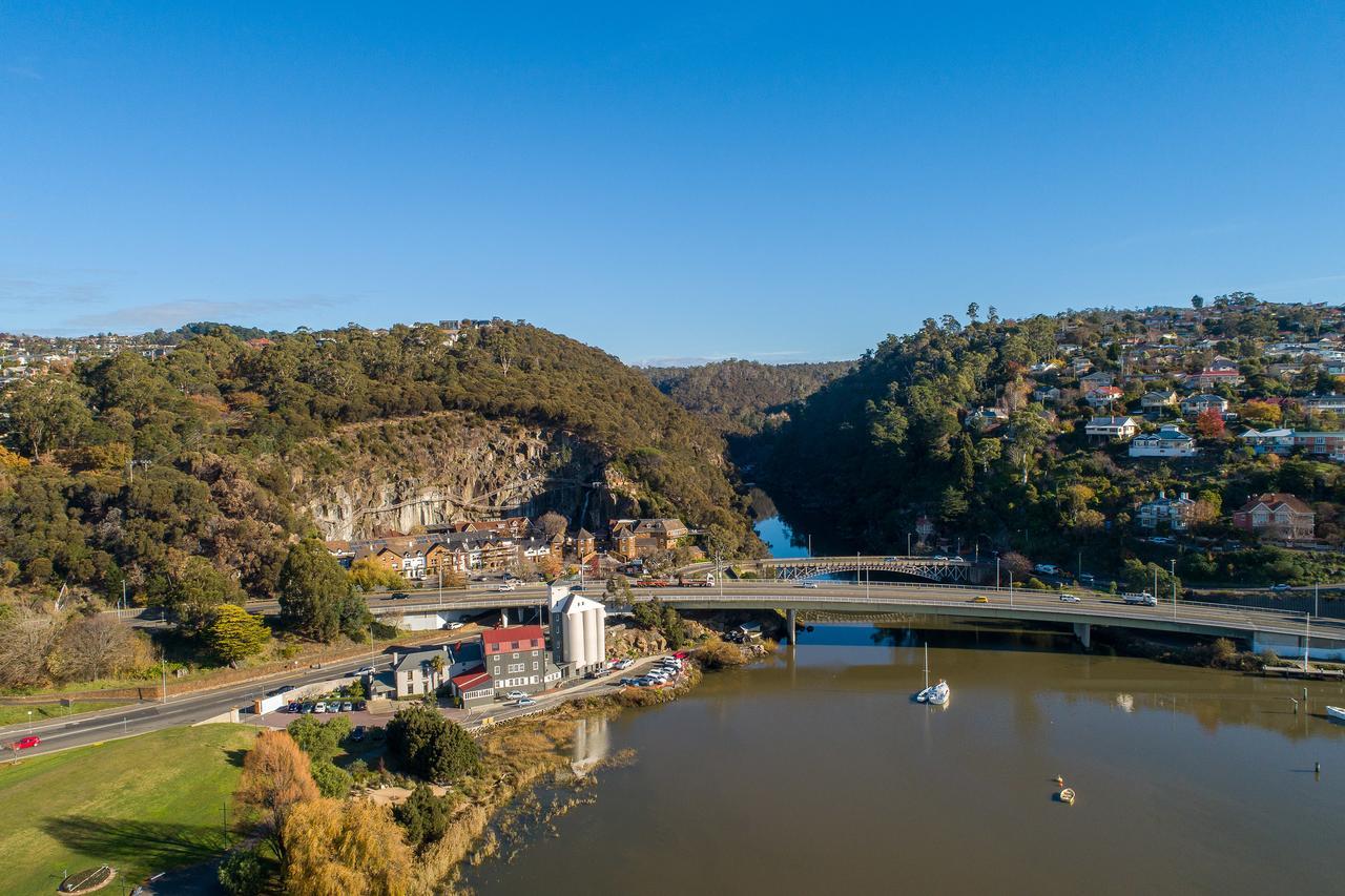 Peppers Silo Hotel Launceston Ngoại thất bức ảnh Aerial view of the town