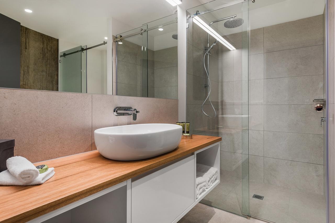 Peppers Silo Hotel Launceston Ngoại thất bức ảnh A modern bathroom with a shower enclosure