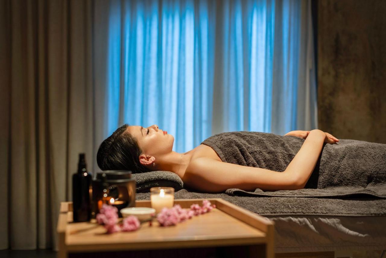 Peppers Silo Hotel Launceston Ngoại thất bức ảnh A woman relaxing at a spa