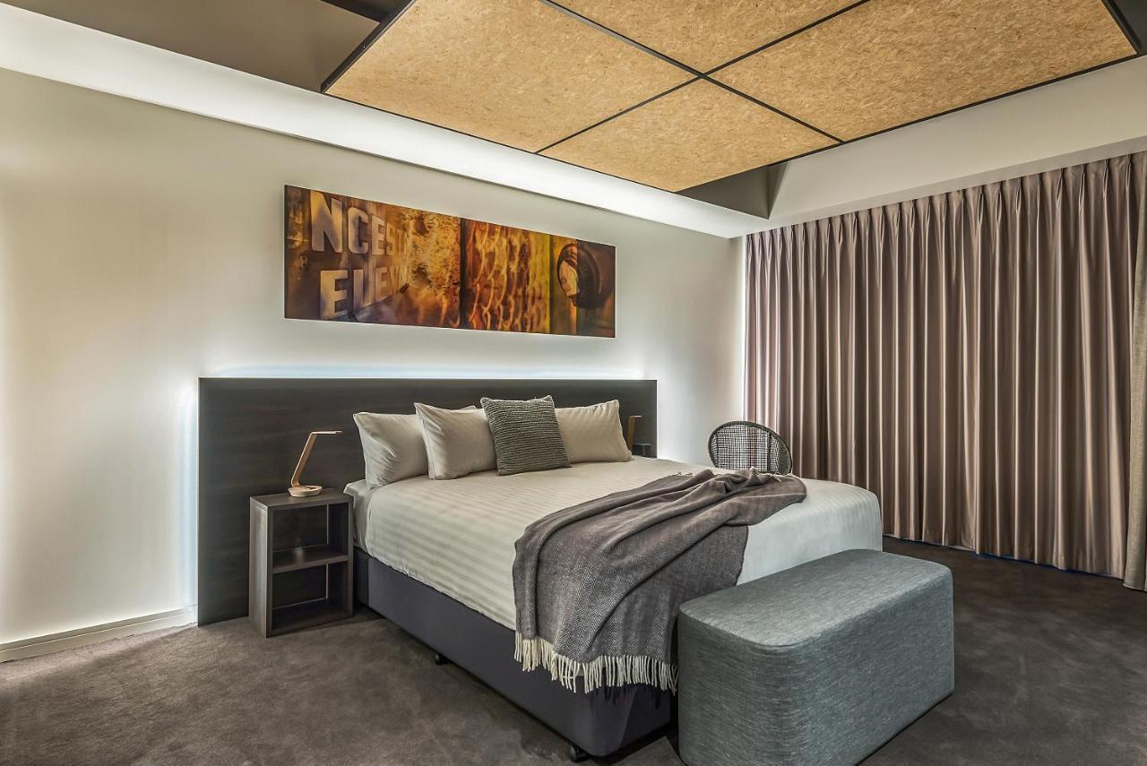 Peppers Silo Hotel Launceston Phòng bức ảnh A bedroom with a bed and a stool